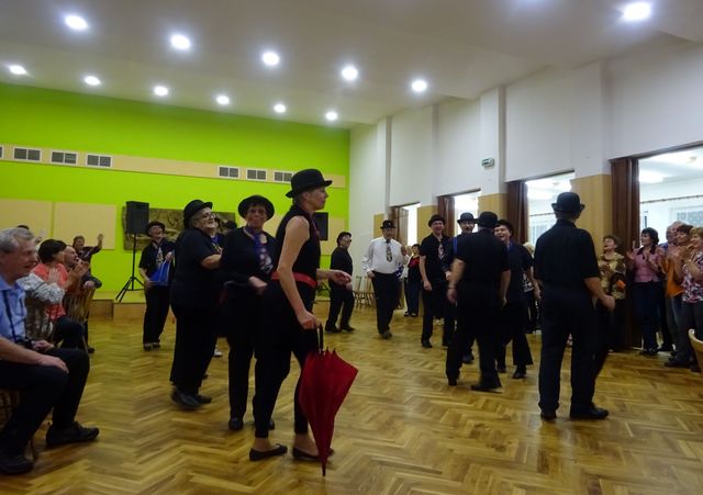 taneční sestava třebíčských turistů; foto V. Veselá