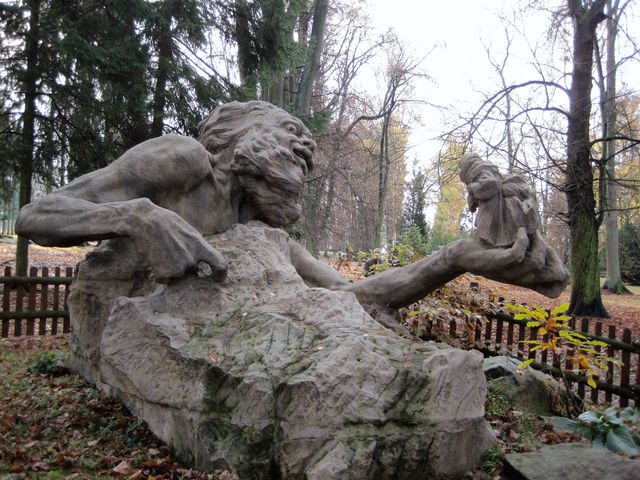 socha Krakonoše je postavena ze 6 kusů, ale spáry nikde neruší dojem celistvosti