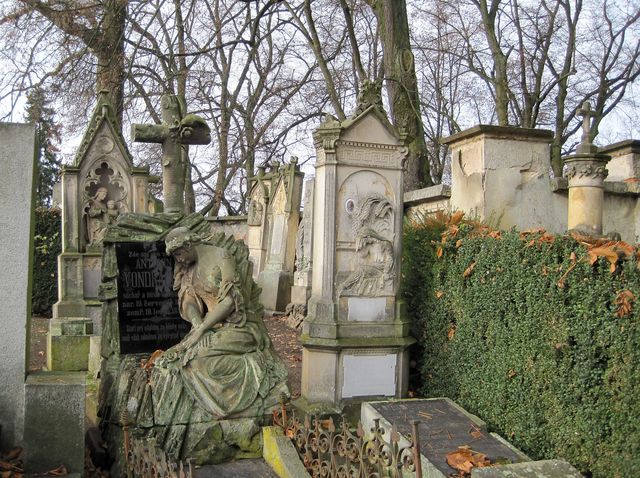 na Starém hřbitově jsou pochovaní významní hořičtí občané
