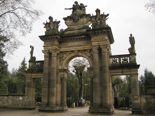 portál Nového hřbitova dostavěn r. 1905