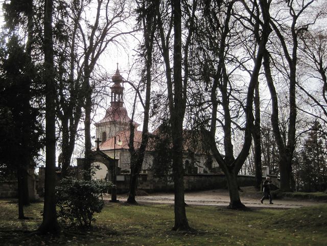 kostelík sv. Gotharda obklopuje Starý hřbitov