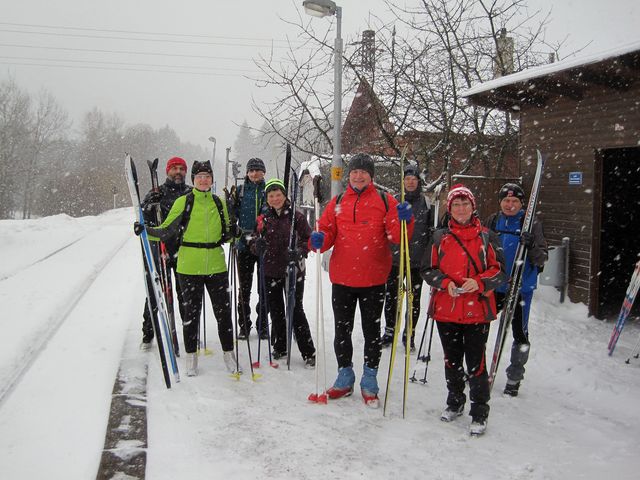 devět běžkařů na startu v Nové Bukové; foto Mirek, www.svatosi.cz