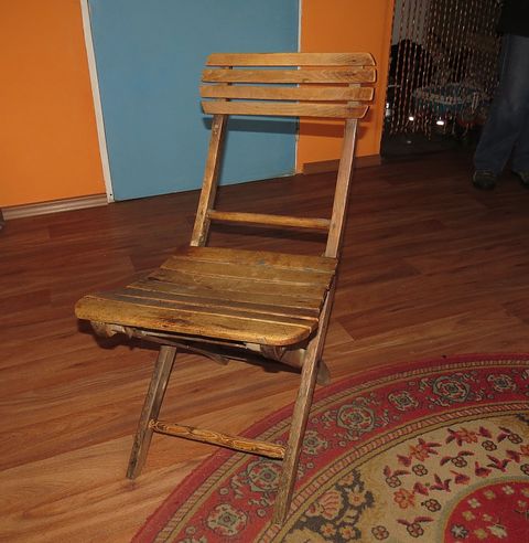 "rozvrzaná" skládací židle, na níž v knihařské dílně sedával Jakub Deml