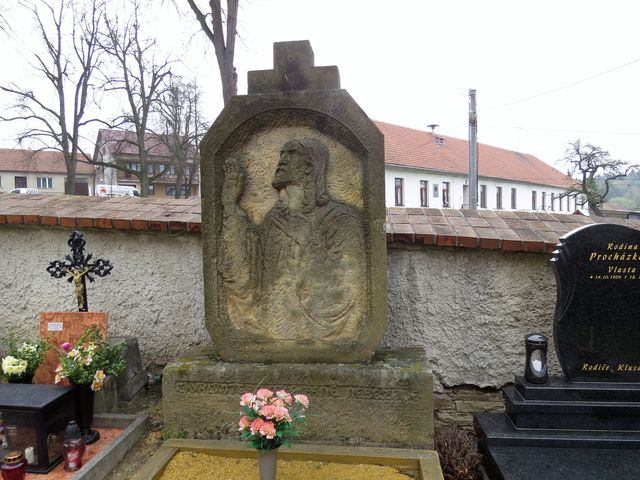 reliéf Krista na hrobě Matylky Demlové, sestry básníka Demla, vzadu bývalá škola