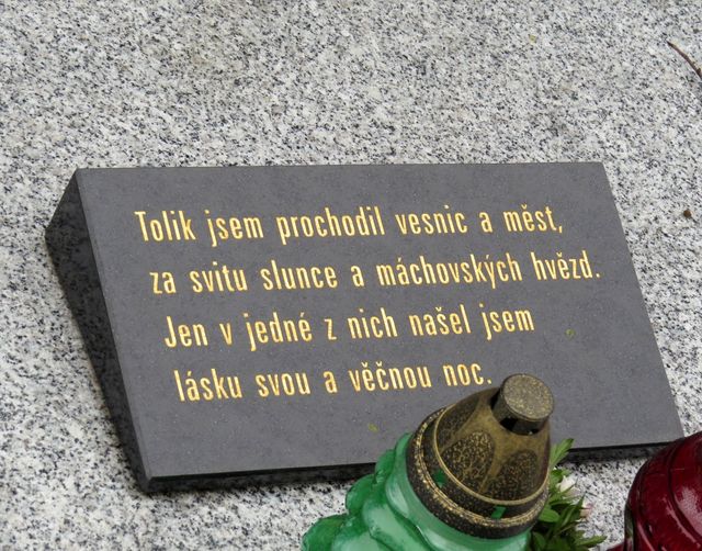 nápis na náhrobní desce Josefa Pěnčíka