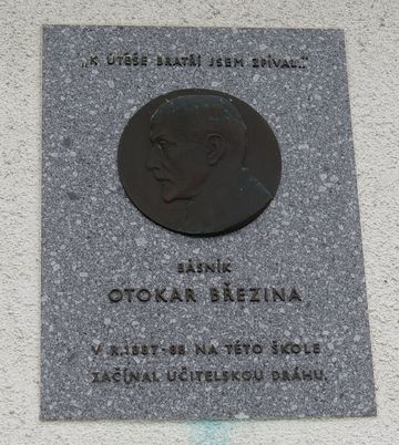 pamětní deska na bývalé škole byla odhalena v roce 1968 ke 100. výročí Březinova narození