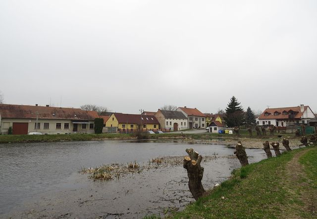 návesní rybník - naproti ve žlutém domě bydlel Josef Pěnčík, úplně vpravo, s mansardami, je zadní trakt Kryštofova hostince