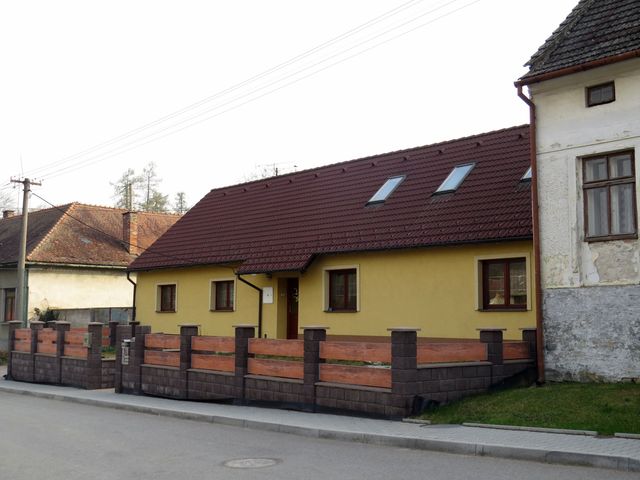 zde bydlel učitel, spisovatel a historik Josef Pěnčík