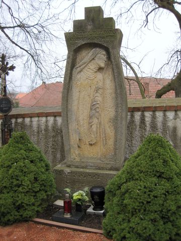 náhrobní kámen s reliéfem Panny Marie - autor František Bílek