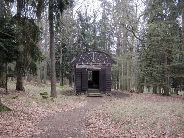 po válce postavili skauti v lesoparku boudu z kůry