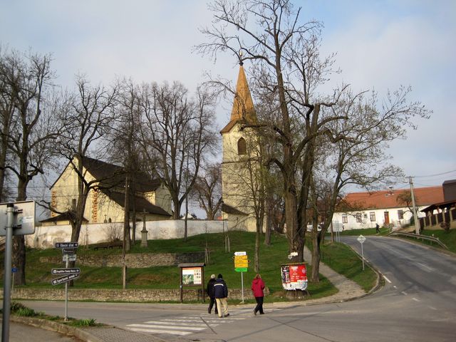 kostel v Jinošově, vpravo vzadu bývalá škola