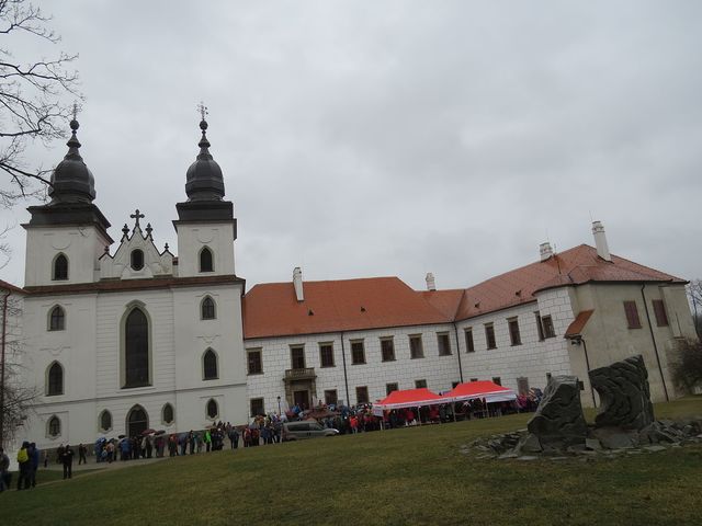 turisté z Vysočiny se scházejí u třebíčského zámku - prší, ale nádvoří se valem plní účastníky; www.svatosi.cz