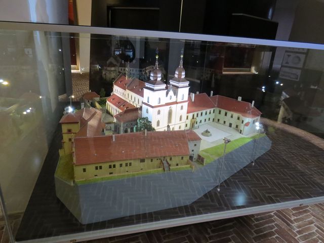 na modelu je dobře vidět rozsáhlý areál zámku a baziliky