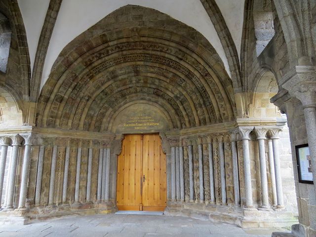 vstupní portál baziliky pochází z počátku 13. století
