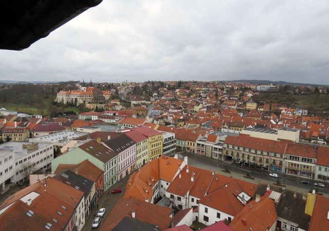 druhá část Karlova náměstí, jednoho z největších v ČR (360 m délky), vzadu zámek nad říční nivou