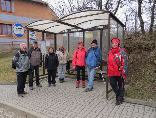 na petrovické zastávce autobusu - turistická sezona na Vysočině je zahájena! 