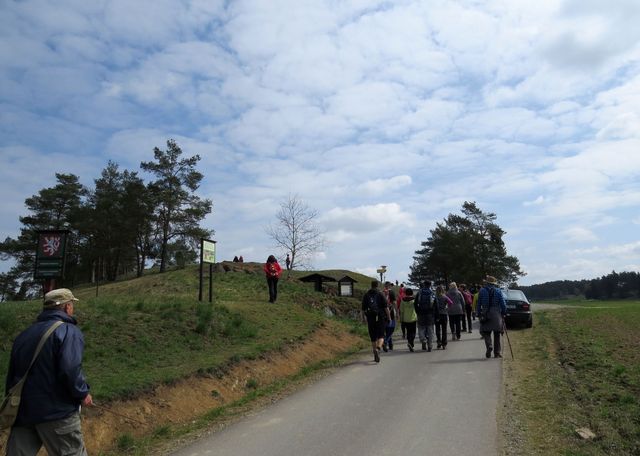 účastníci míří k přírodní památce Kobylinec u Trnavy