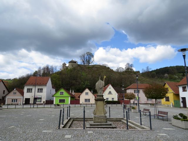 hradní vrch z centra městečka