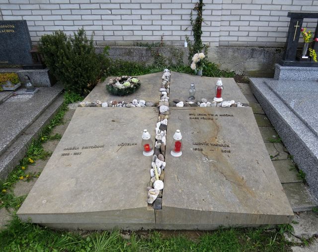 hrob Ludvíka Vaculíka na brumovském hřbitově; www.svatosi.cz