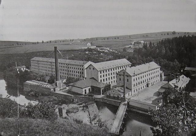 helenínská továrna, vzadu dělnické domky, konec 19. století (z knihy Z. Geista Löwovi)