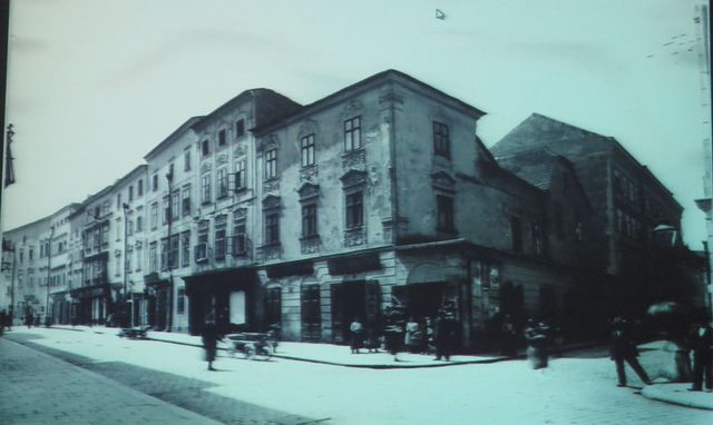 místo tehdejší rohové budovy byl postaven asi v roce 1910 hotel Grand