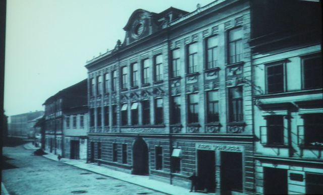 za Mahlerových dob bylo v budově dívčí lyceum, budovy vedle patřily chlapecké obecné škole, kam chodil Gustav Mahler