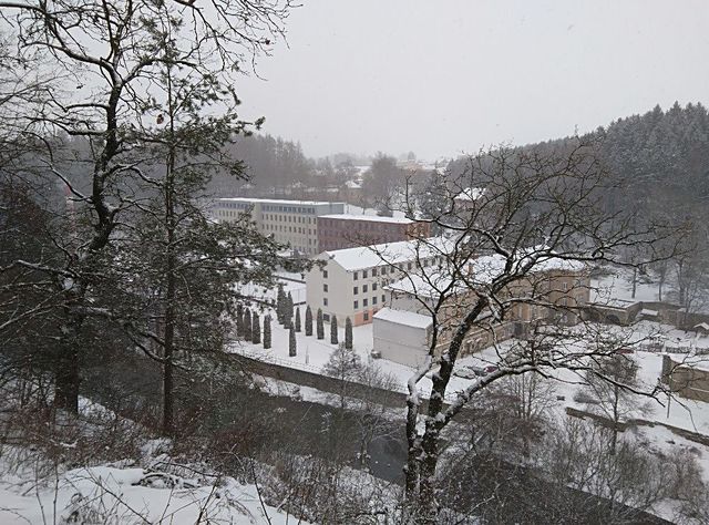 pohled na bývalou továrnu z Löwovy vyhlídky na helenínské skále; foto J. Korbel