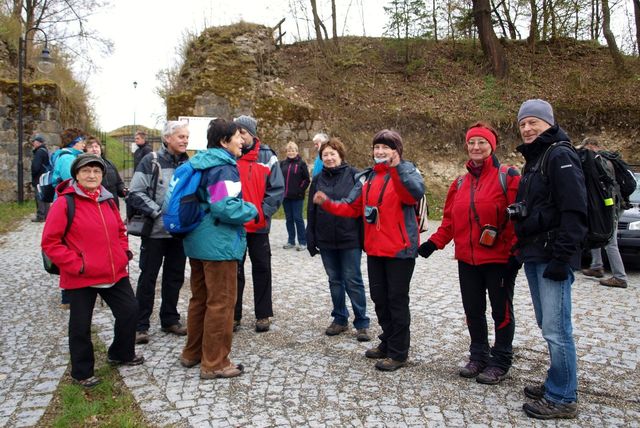 před hradem Brumov čekáme na druhou skupinu účastníků; foto L. Žáková
