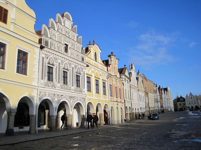 telčské náměstí s frontou renesančních domů je nezaměnitelné; www.svatosi.cz