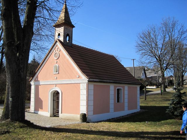 kaple na návsi v Suché; www.svatosi.cz