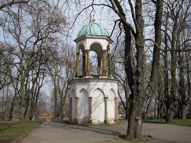 kaple Božího hrobu mezi rozhlednou a budovou Bludiště na Petříně postavená v roce 1738 jako poslední zastavení křížové cesty na Petříně