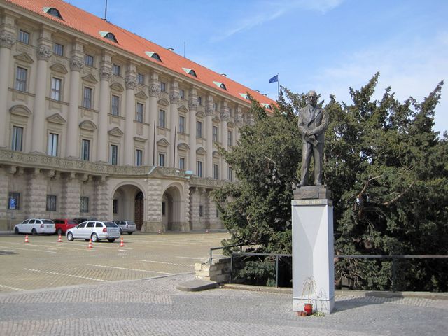 Černínský palác (od roku 1934 Ministerstvo zahraničních věcí ČR) a socha Edvarda Beneše na Loretánském náměstí