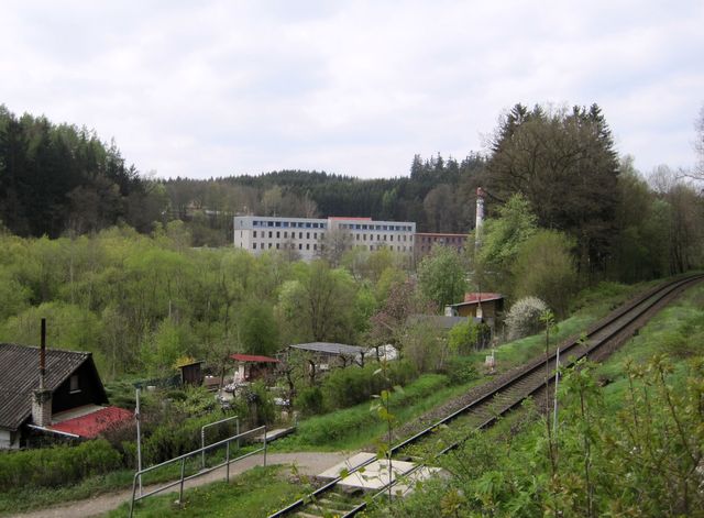 bývalý tovární komplex v Heleníně, dnes areál textilní školy; www.svatosi.cz