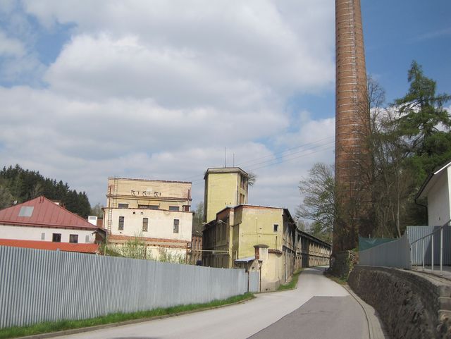 cyklostezka Jihlava - Třebíč - Raabs vede kolem bývalé továrny v Malém Beranově