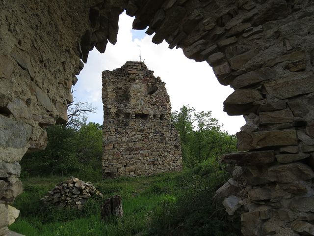 na začátku 17. století je hrad označován za pustý