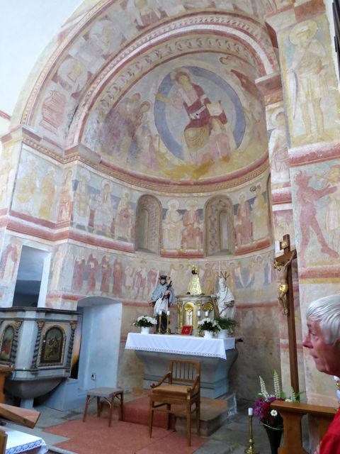 interiér románského kostela v Albrechticích nad Vltavou