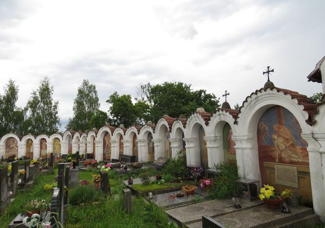 kapličky ve zdi hřbitova byly dokončeny během 30 let, dnes jsou památkově chráněné
