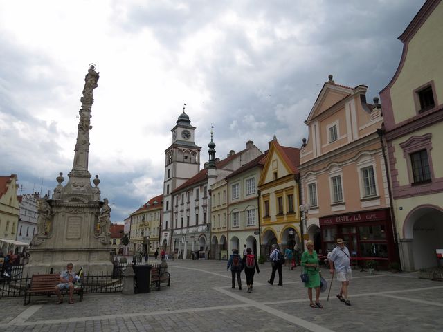 mraky nad třeboňským náměstím věští déšť; www.svatosi.cz