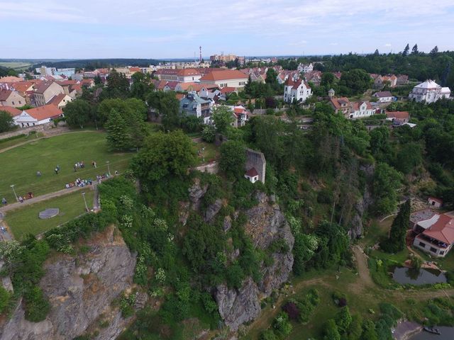 na skále je vidět konec severní středověké hradby, která uzavírá klášterní zahradu; foto F. Smrčka