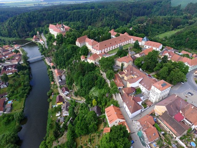 areál bechyňského zámku na skalnatém výběžku; foto F. Smrčka