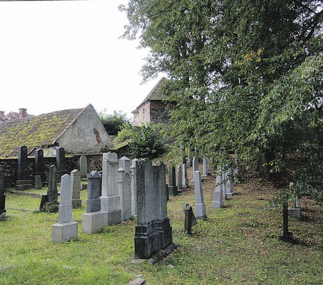 z židovského hřbitova lze spatřit bašty č. 9 a 10 (z brožury Středověké opevnění)