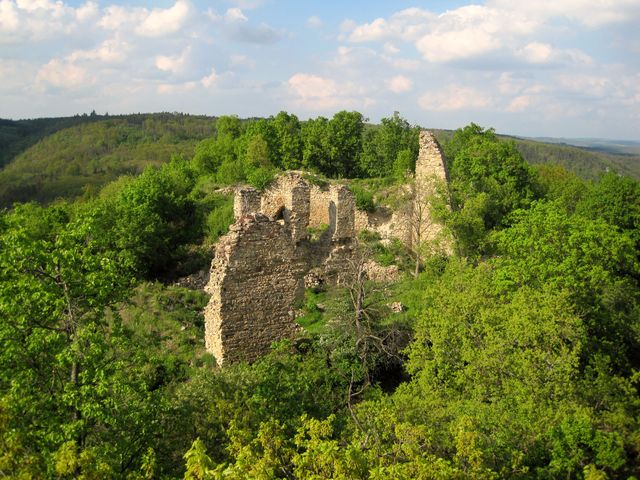 výhled z obvodové hradby na jádro templářského hradu