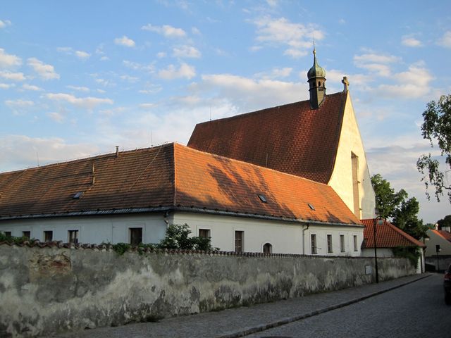 v klášteře sídlí ZUŠ Václava Pichla