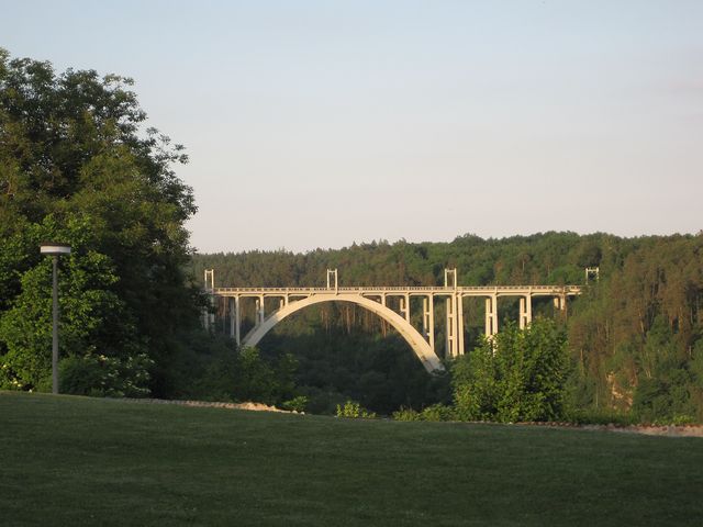 most byl dostavěn v roce 1928, ve výšce 50 m nad hladinou vede silnice i železnice