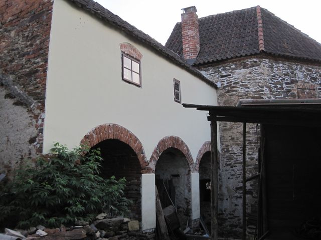 opravené středověké hradby a bašta z parkánu