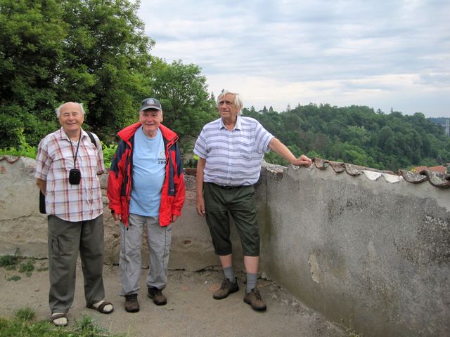 průvodcem po historickém opevnění města byl emeritní předseda KČT Ing. Jan Havelka (uprostřed), autor naučné stezky