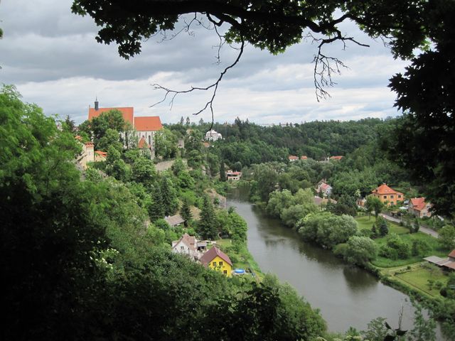 výhled ze zámeckého parku na klášter nad Lužnicí