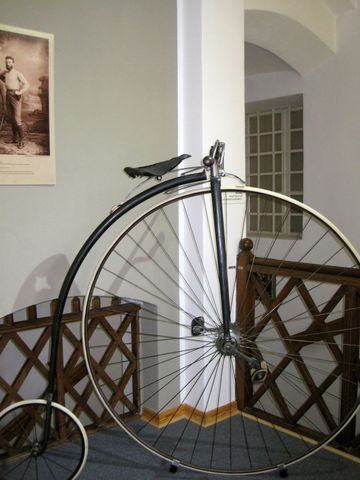 bicykl Eduarda Hauptmanna, vlevo nahoře obrázek obětavého zdejšího občana