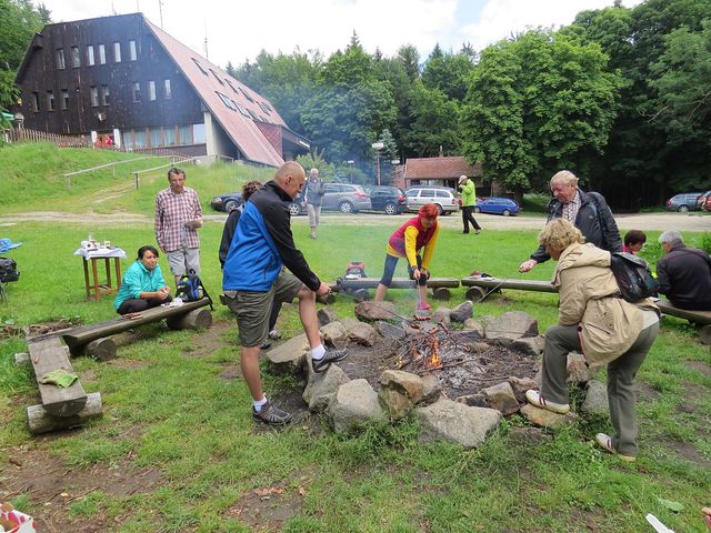 turisté si opékali na ohni výborné kamenické klobásky