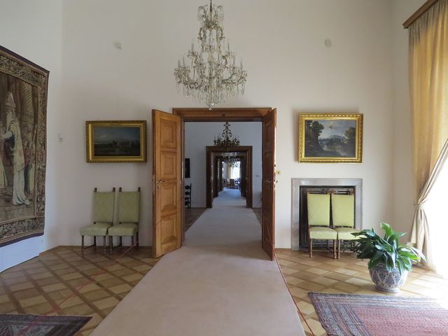interiér zámku - množství obrazů zdobí komnaty
